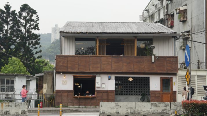 【Modbar x綠河Green River Roastery】    綠河是一間以咖啡及烘豆為主的工作室，主理人Bruce在基隆有間已營業6年多的Homerun Roasters，因烘豆製程打擾到附近鄰居，藉此找尋一個新的烘豆空間。因緣際會下在租屋網上看到這個已空置多年的地點，第一次來現場對於環境的雜亂，還有前任租戶寵物店未清理的動物毛髮，感覺需要整理的地方太多，心中並沒有太大意願。但是登上二樓陽台望出去的景色讓Bruce驚喜又溫暖，清幽的街道配上山林綠意，一眼就愛上，立馬決定要在這裡開闢自己的烘豆工作室。   Bruce說第一次與modbar的相遇是大約7、8年前在西雅圖的咖啡展，先是被它的優美的造型所吸引，再喝到它做出來的濃縮咖啡覺得非常驚艷。非常認同modbar突破性的思考設計，以檯下型主機的方式讓咖啡師能夠跟客戶近距離接觸交流，消費者可以直接觀察咖啡師如何操作機器，心中對modbar留下很好的印象。 在烘豆工作室內真正開始使用modbar後，感受到沖煮咖啡的操作上很直覺，很簡單上手，出杯快速，一天出一百多杯咖啡都不是問題。雖然modbar的價格不斐, 但是Bruce認為它的設計感、整體操作實用性以及咖啡沖煮品質已經遠遠超過於它的價格了！ 綠河咖啡menu上大多都是咖啡類飲品，若第一次來店會推薦奶油冰滴咖啡，使用冰釀咖啡加上些許鮮奶油及糖點綴，一入口時會先喝到鮮奶油滑順甘甜的滋味，接踵而來的是咖啡微酸所帶出的香甜韻味，是一款單純卻保有咖啡特質的飲品。    Bruce笑著說：剛開始只想慢慢開始經營，在這個地點雖然交通較不便，但只要一步一腳印努力，相信終有一天也會賓朋滿座。沒想到就在試營運的第二天，榮幸有位以畫透視咖啡廳聞名的部落客蒞臨我們咖啡廳，因此讓綠河的人氣突然攀升，來客數比預期的超出很多很多。原本試營運時僅限二樓座位區，因來客人潮多讓排隊時間也相對拉長。目前已開放一樓座位，但店內僅有兩位咖啡師現點現做，所以大家來店享用咖啡時也還是需要一點耐心喔！      綠河Green River Roastery  新北市新店區環河路100號 粉絲專頁: https://www.facebook.com/greenriverroastery